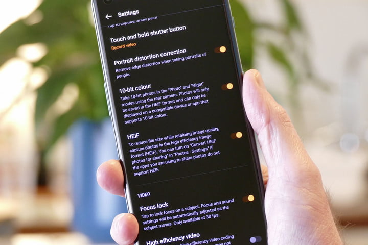 The 10-bit color mode option on the OnePlus 10 Pro.